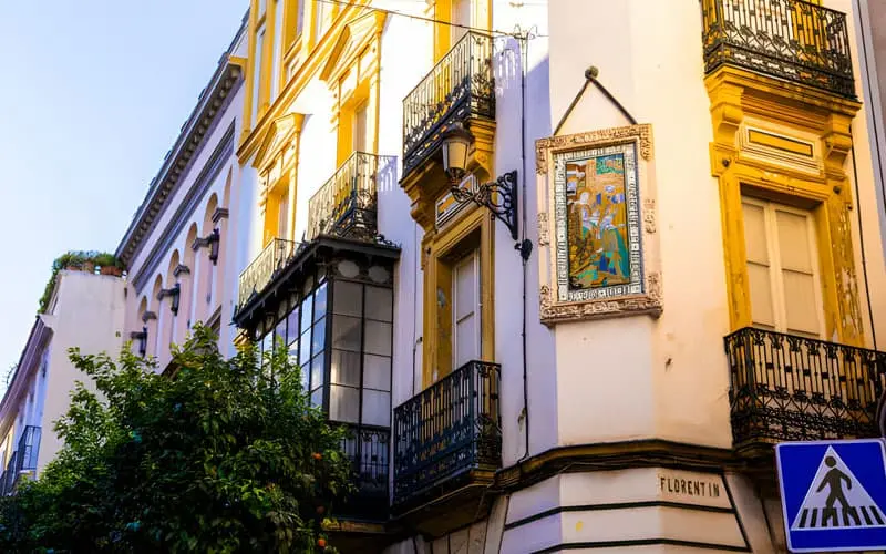 Fachada de un edificio con ventanas de herrería elegantes ubicado en la esquina de una calle europea
