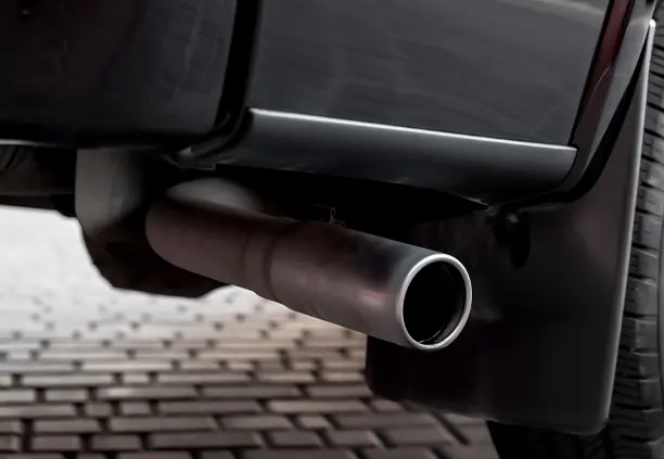 Mofle de auto hecho con tubería industrial