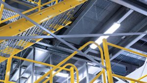 Escaleras de fábrica con escalones fabricados con rejilla electroforjada