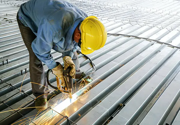 Trabajador soldando lámina RD 91.5 para mezanine