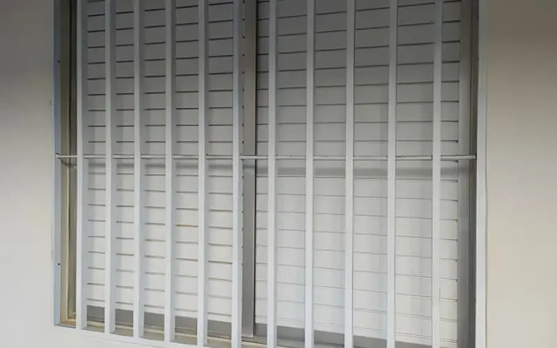 Ventana de herrería con protección de barras de acero
