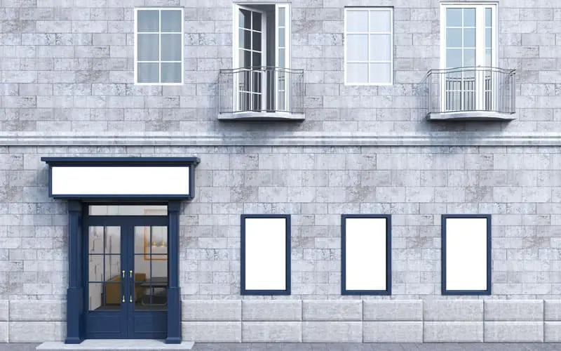 Ventana de herrería moderna en el frente de un edificio nuevo