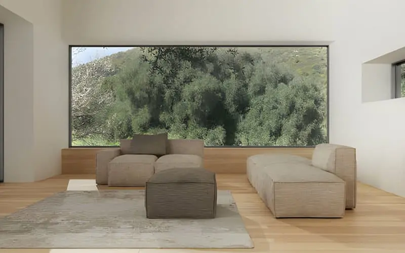 Ventanas de herrería en un edificio antiguo con arco en la parte superior