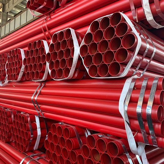 Varias piezas de tubería contra incendios apiladas