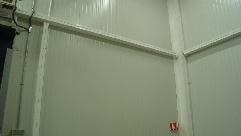 Muro de bodega hecho con superwall