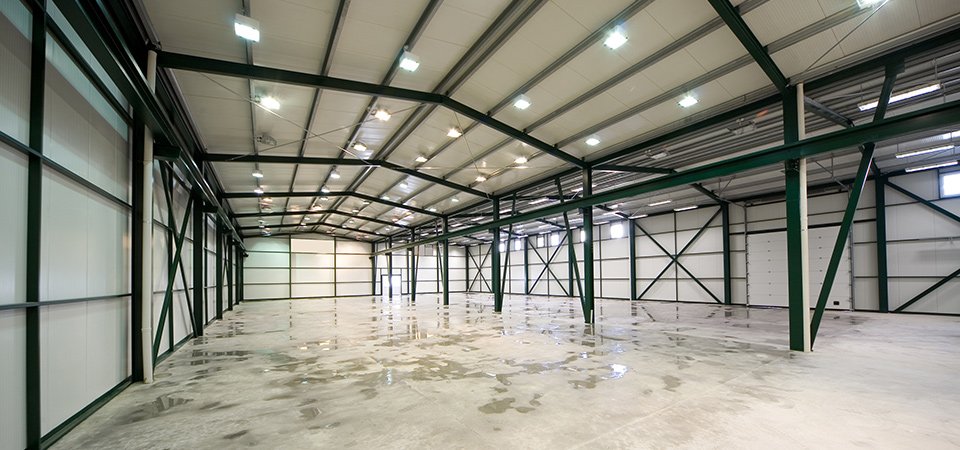 Nave industrial con muros de panel superwall