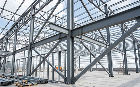 Estructura metálica construida con variedad de perfiles de acero