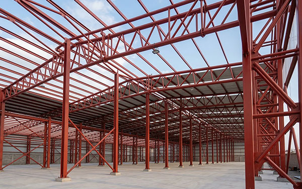 Estructura metálica construida con perfiles tubulares galvanizados en color rojo
