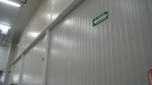 Muro de bodega industrial hecho de superwall