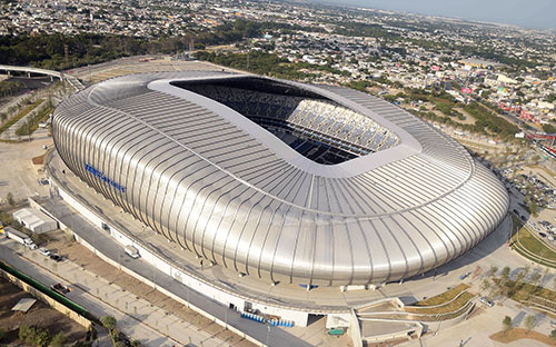 Vista aérea del Estadio BBVA en Monterrey destacando su cubierta metálica.
