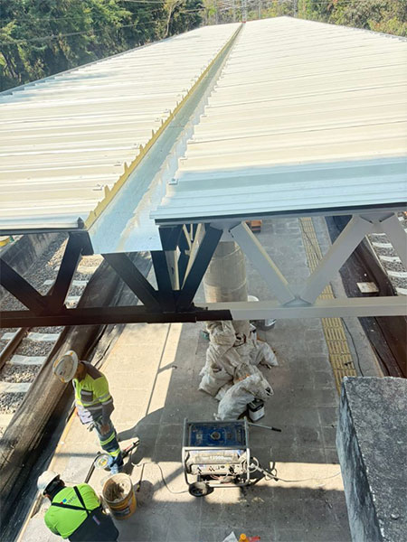 Estructura de acero y panel aislante en estación de Tren Ligero en México
