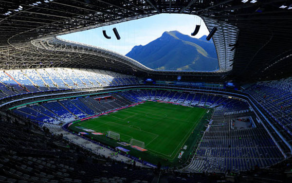 Interior de Estadio BBVA vacío con vista al Cerro de la Silla en Monterrey