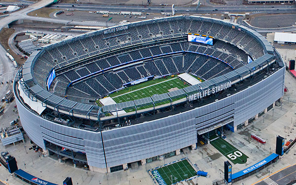 Vista panorámica del interior del MetLife Stadium vacío durante el día
