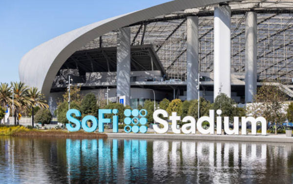 SoFi Stadium tras el lago artificial Rivers Lake