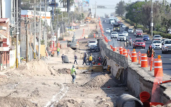 Trabajos de infraestructura de movilidad en Guadalajara durante el día