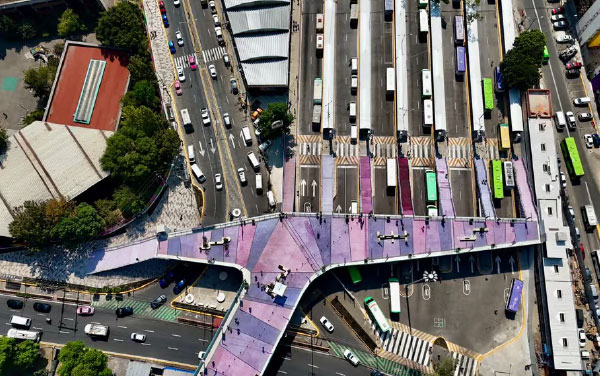 Vista aérea de puente, vialidades y paradero de transporte de Huipulco en la Ciudad de México