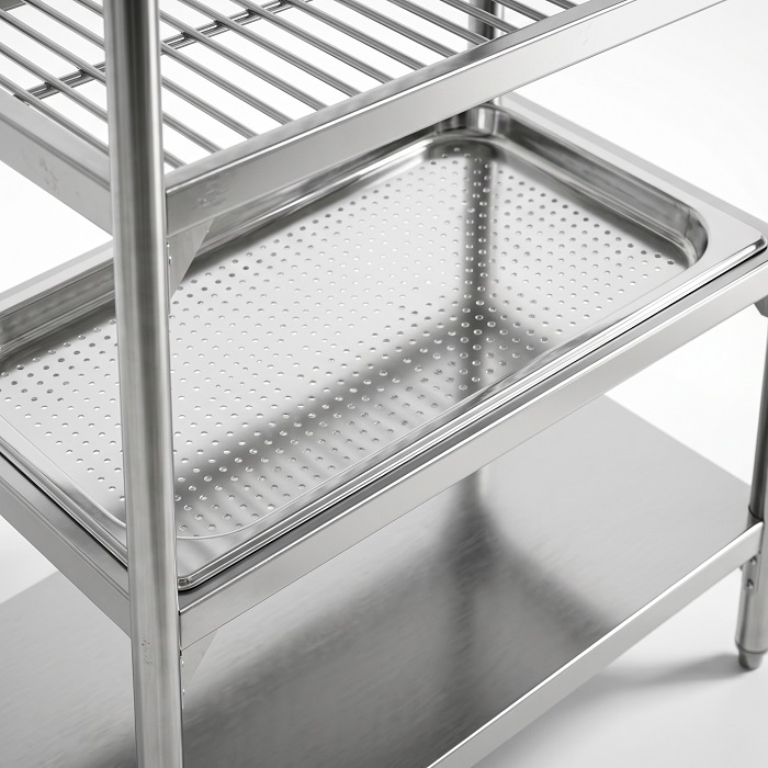 Estantería metálica industrial equipada con charola perforada de lámina de aluminio brillante.